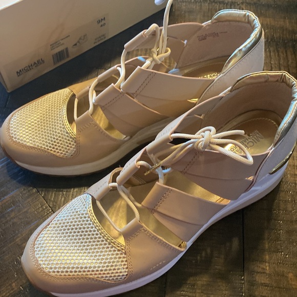 Beige white and gold platform lightweight Michael Kors sneaker’s - Picture 2 of 8